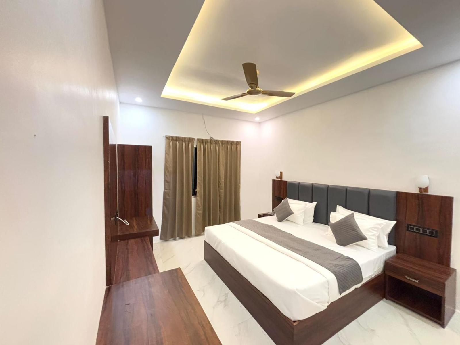 Hotel Omkar Palace Ayodhya Bagian luar foto