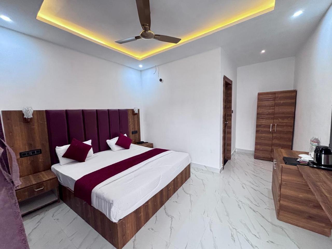 Hotel Omkar Palace Ayodhya Bagian luar foto