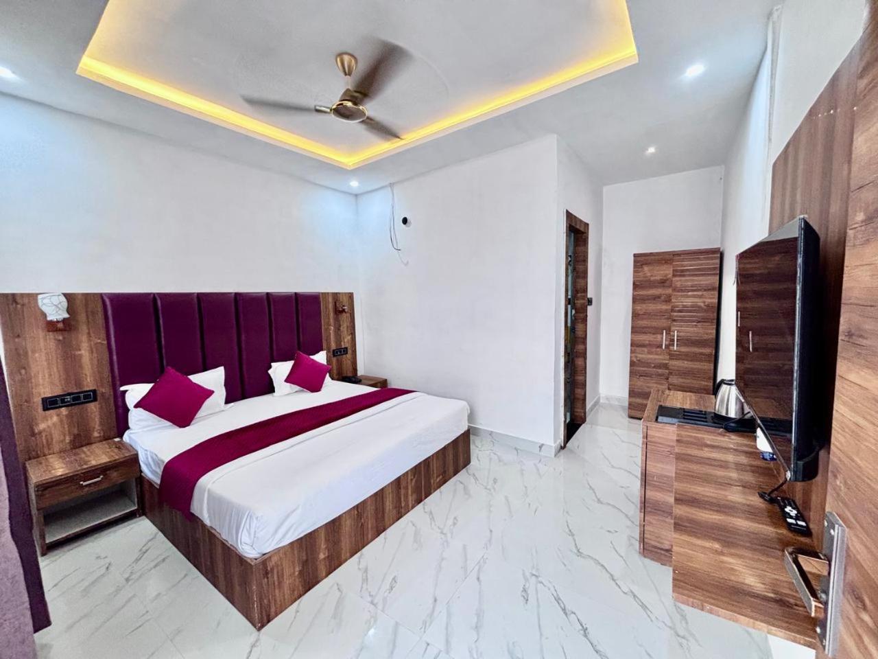 Hotel Omkar Palace Ayodhya Bagian luar foto