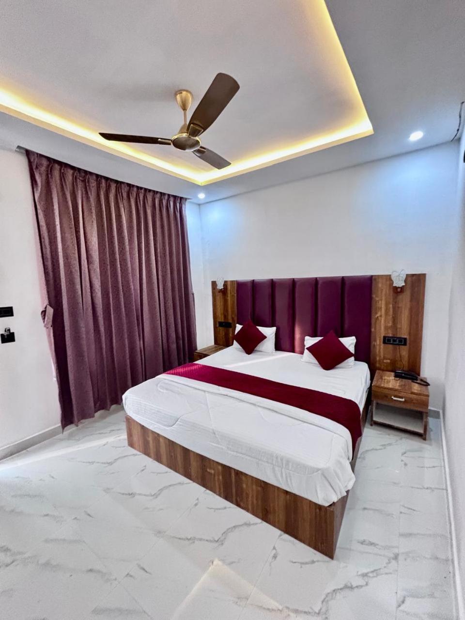 Hotel Omkar Palace Ayodhya Bagian luar foto